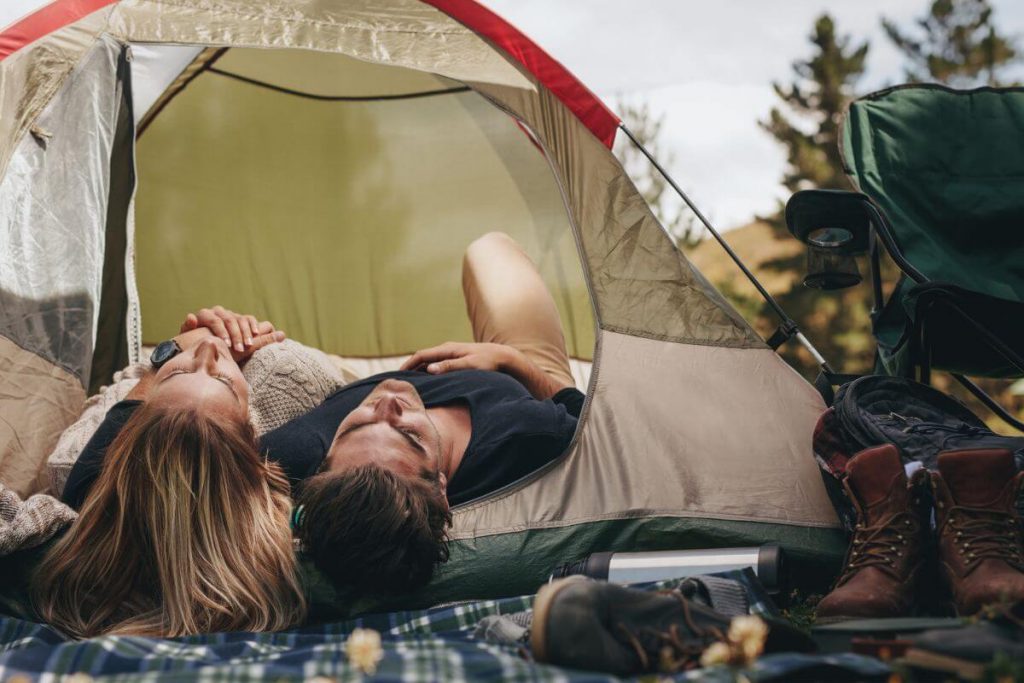 abrazar la relajación del camping